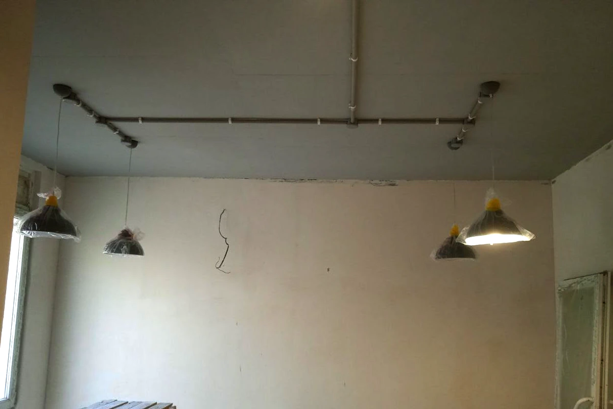 Електромонтажні роботи в Миколаєві - прокладання електропроводки та монтаж точок освітлення на стелі в приміщенні