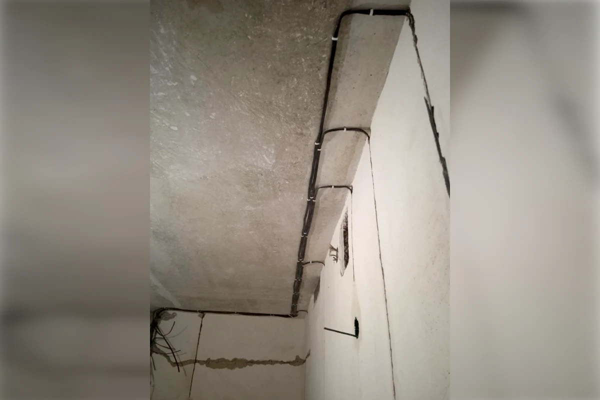 Електромонтажні роботи в Миколаєві — прокладання електричних кабелів у штробах по стінах та стелі в приміщенні