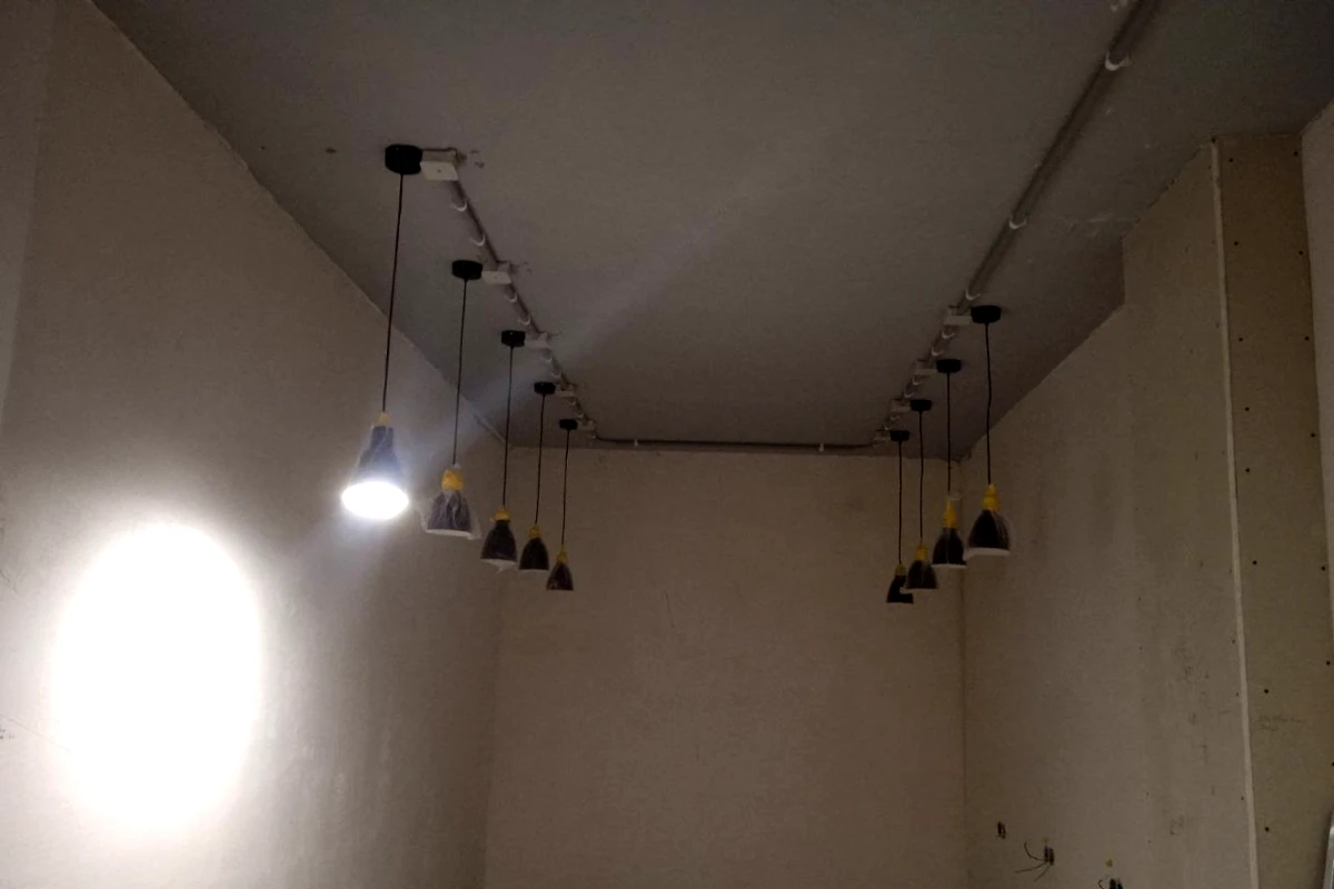 Електромонтажні роботи в Миколаєві - монтаж підвісних світильників та підключення освітлення в приміщенні