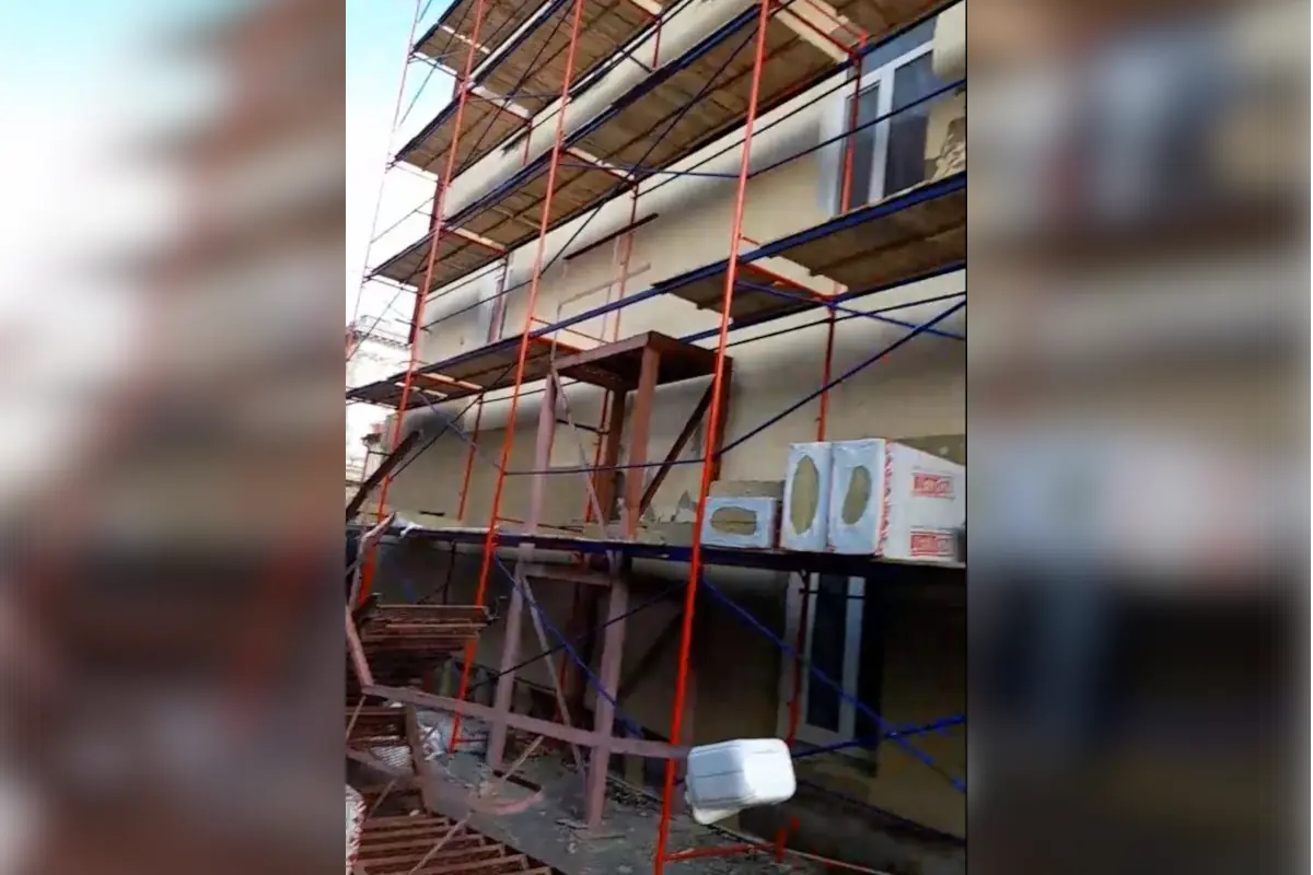 Фасадні роботи в Миколаєві - утеплення та оздоблення фасаду будівлі з використанням будівельних риштувань