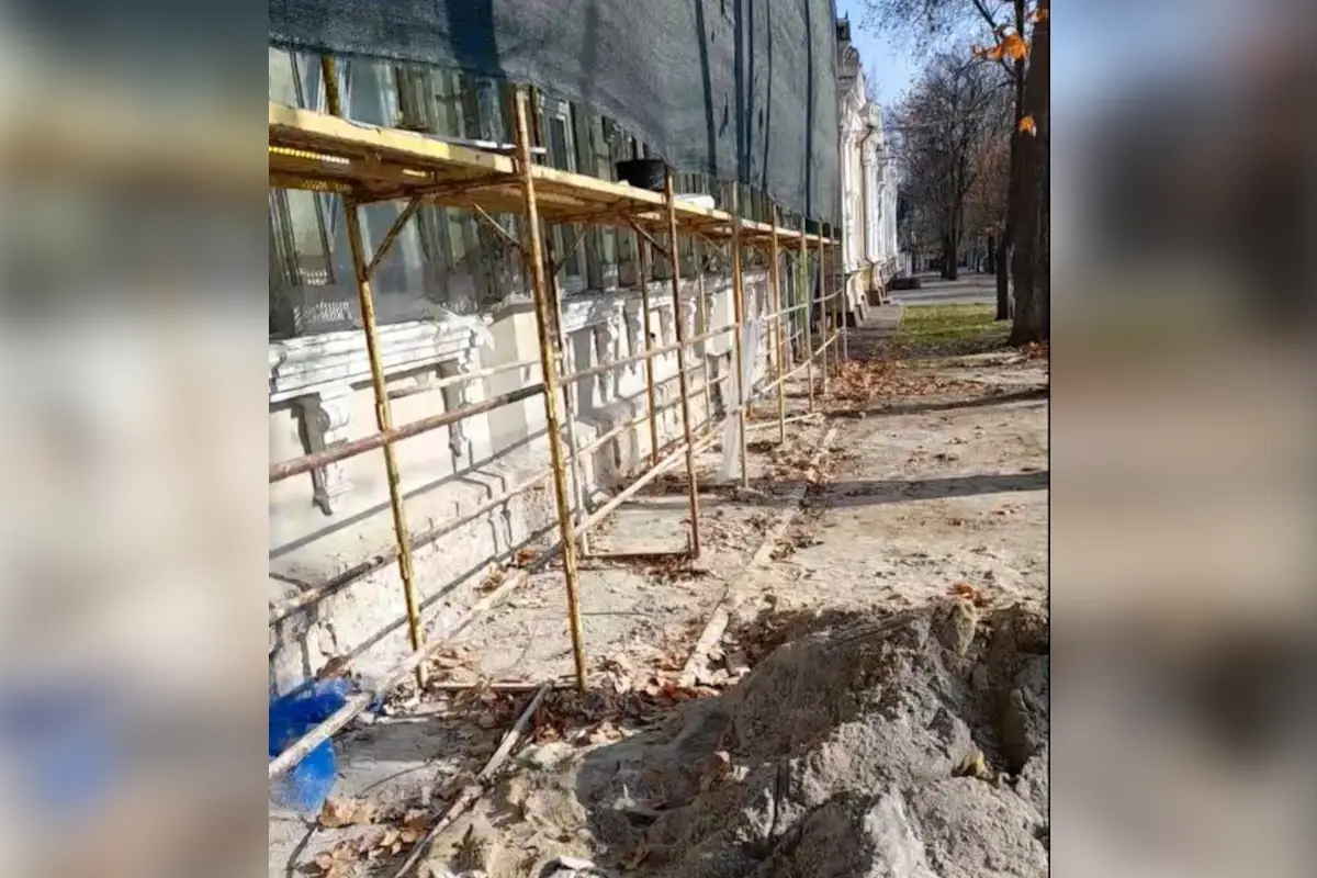 Фасадні роботи - підготовка та реставрація фасаду будівлі з риштуванням, ремонт цоколя та декоративних елементів