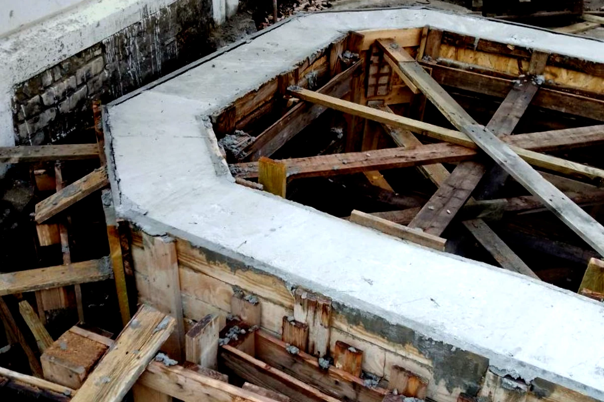 Бетонні роботи та влаштування фундаменту в Миколаєві — заливка монолітного фундаментного пояса з опалубкою