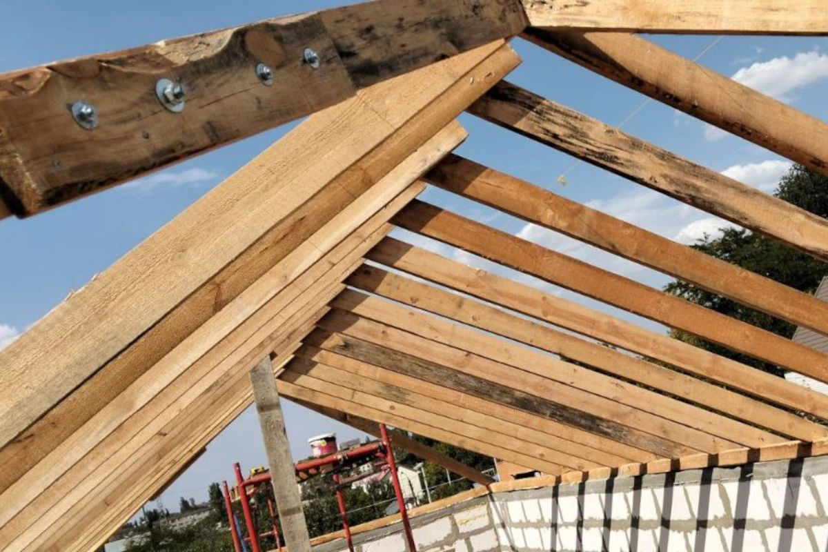 Покрівельні роботи на приватному будинку в Миколаєві - монтаж дерев’яної кроквяної системи та несучих елементів даху