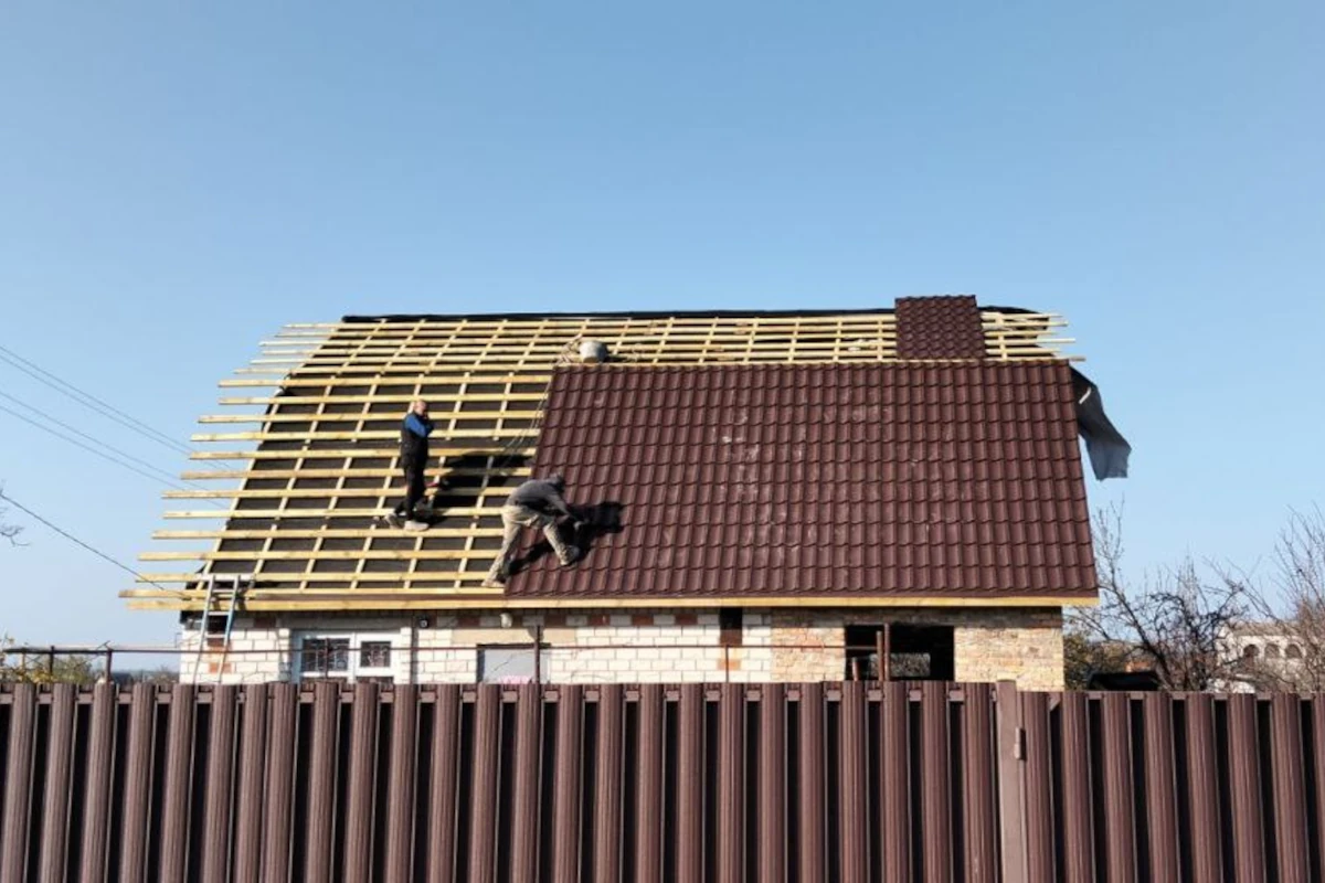 Покрівельні роботи на приватному будинку в Миколаєві - монтаж металочерепиці по обрешітці на двосхилому даху