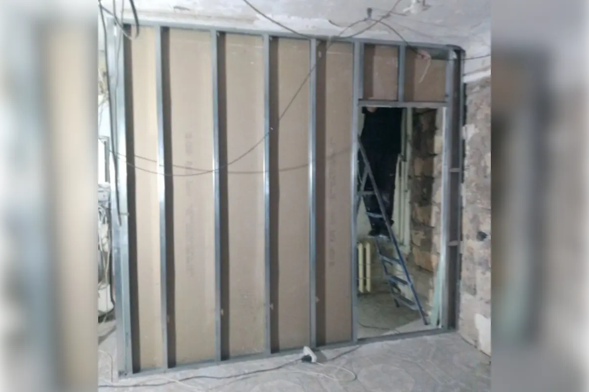 Ремонт під ключ у Миколаєві — монтаж металевого каркасу перегородки з формуванням дверного прорізу в приміщенні