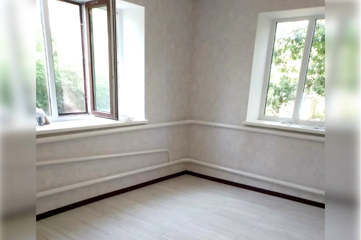 Чистовий етап ремонту під ключ у житловій кімнаті