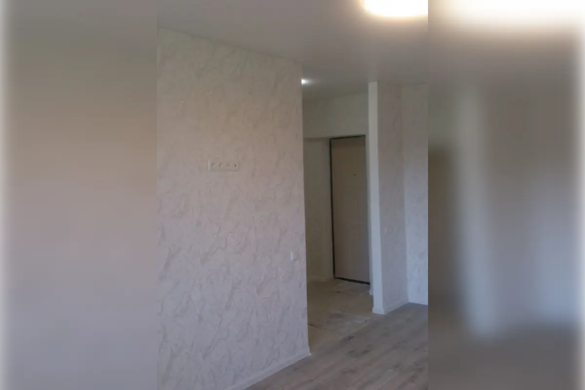 Ремонт під ключ у Миколаєві — внутрішні роботи в житловому приміщенні з оздобленими стінами, укладеною підлогою та встановленими дверними прорізами