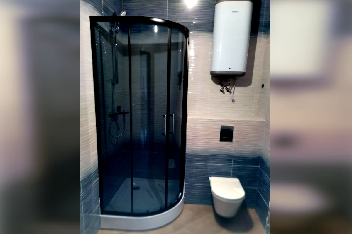 Сантехнічні роботи у ванній кімнаті в Миколаєві — встановлена душова кабіна, підвісний унітаз та електричний бойлер