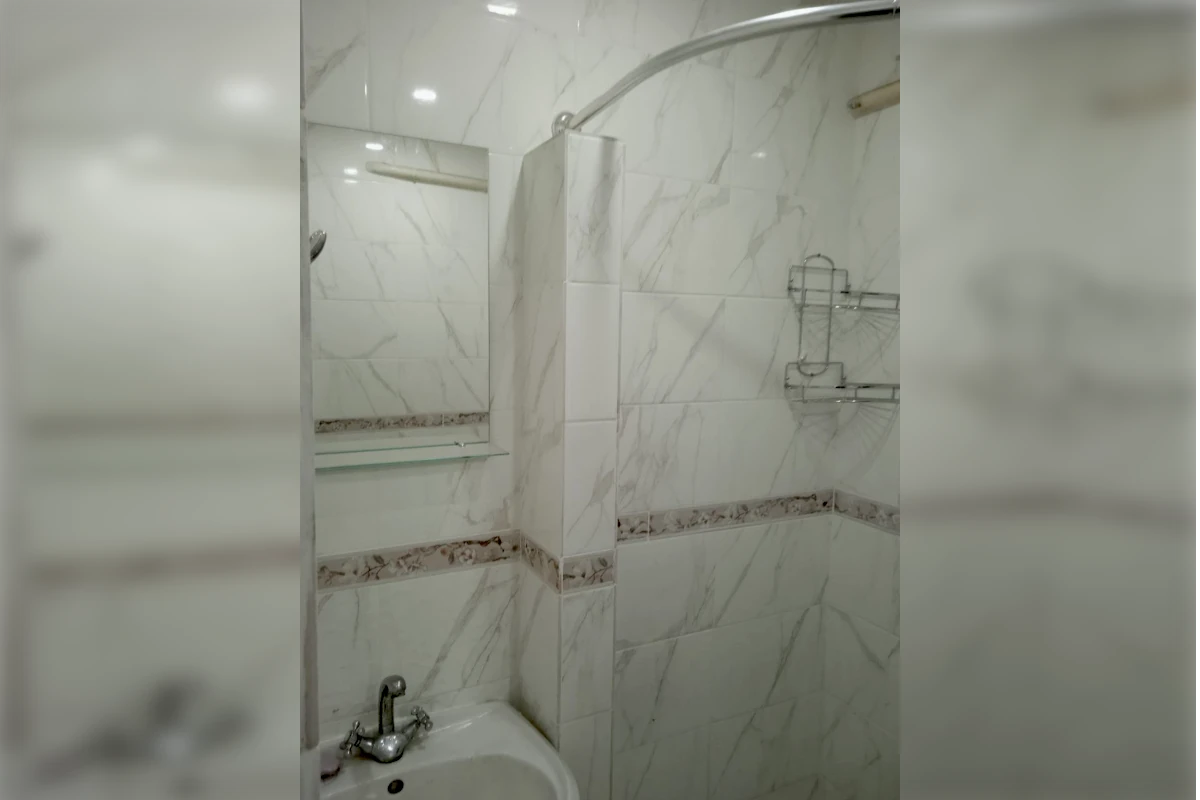 Сантехнічні роботи у ванній кімнаті в Миколаєві — встановлена ванна, змішувач, душова штанга та облицювання плиткою