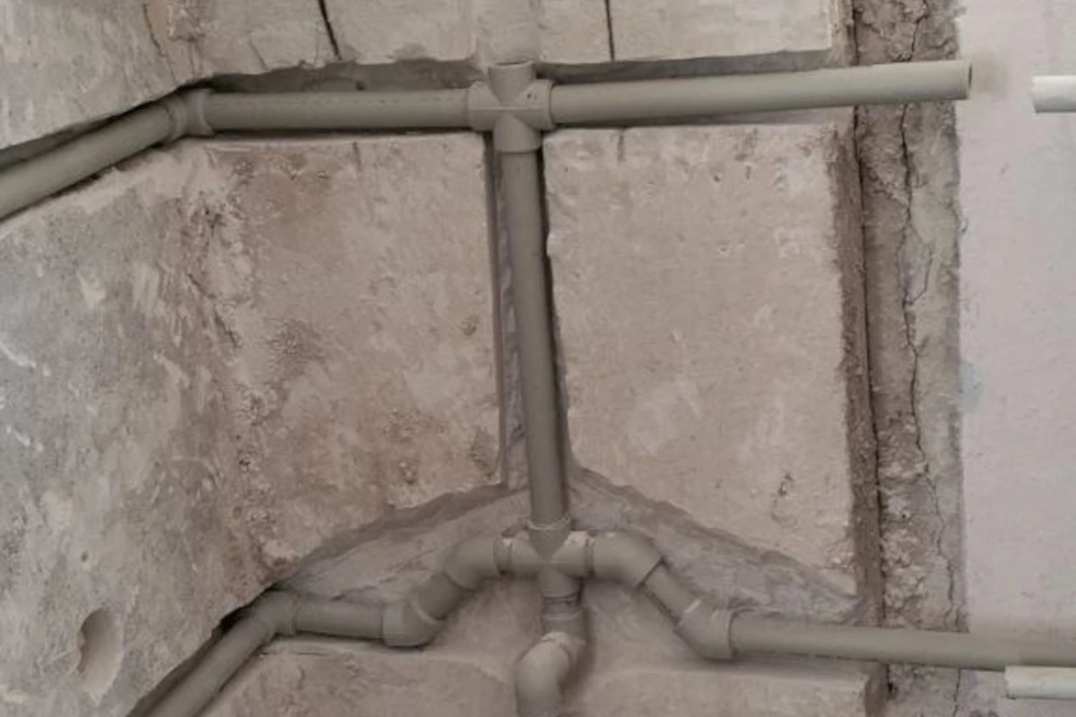 Чорнові роботи з опалення в Миколаєві — прокладання та розводка труб для підключення радіаторів у стіні