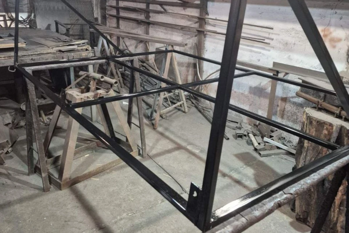 Зварювальні роботи — ремонт металевого каркаса навісу з профільної труби