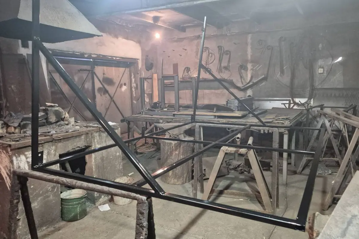 Зварювальні роботи — ремонт та підсилення металевого навісу з профільної труби